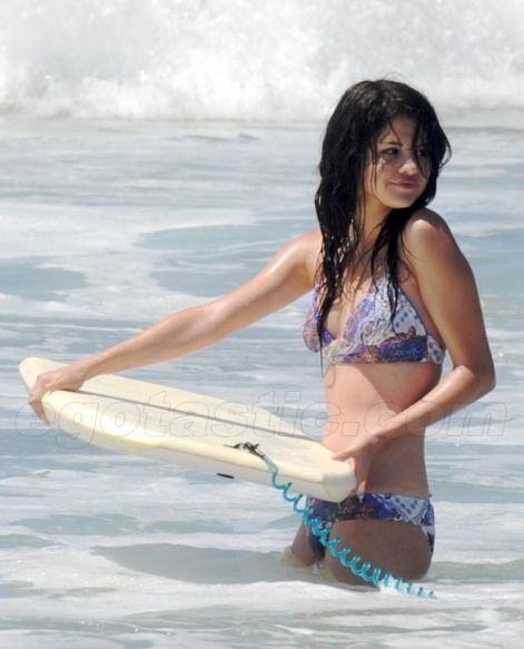 98941_7b10223c-0798-46a7-9649-3541513e3f28-selena-gomez---bikini-pic-4.jpg