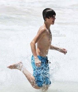 august-19th-at-the-beach-in-barbados-justin-bieber-14874460-338-399.jpg