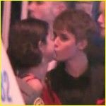 justin-bieber-selena-gomez-kissing-150x150.jpg