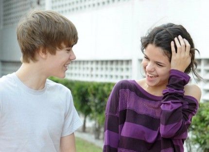 justin-bieber-selena-gomez-miami-12282010-25-430x312.jpg