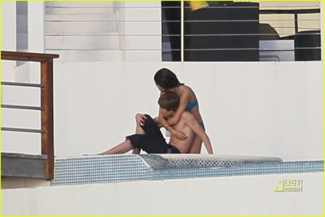 selena-gomez-justin-bieber-kissing-couple-14.jpg