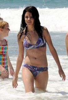 selena_gomez_bikini.jpg